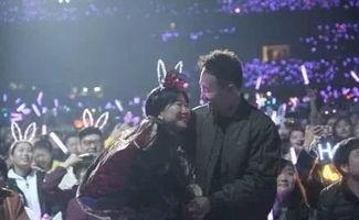 求婚吃瓜现场视频,浪漫求婚瞬间，甜蜜瓜群见证爱情佳话